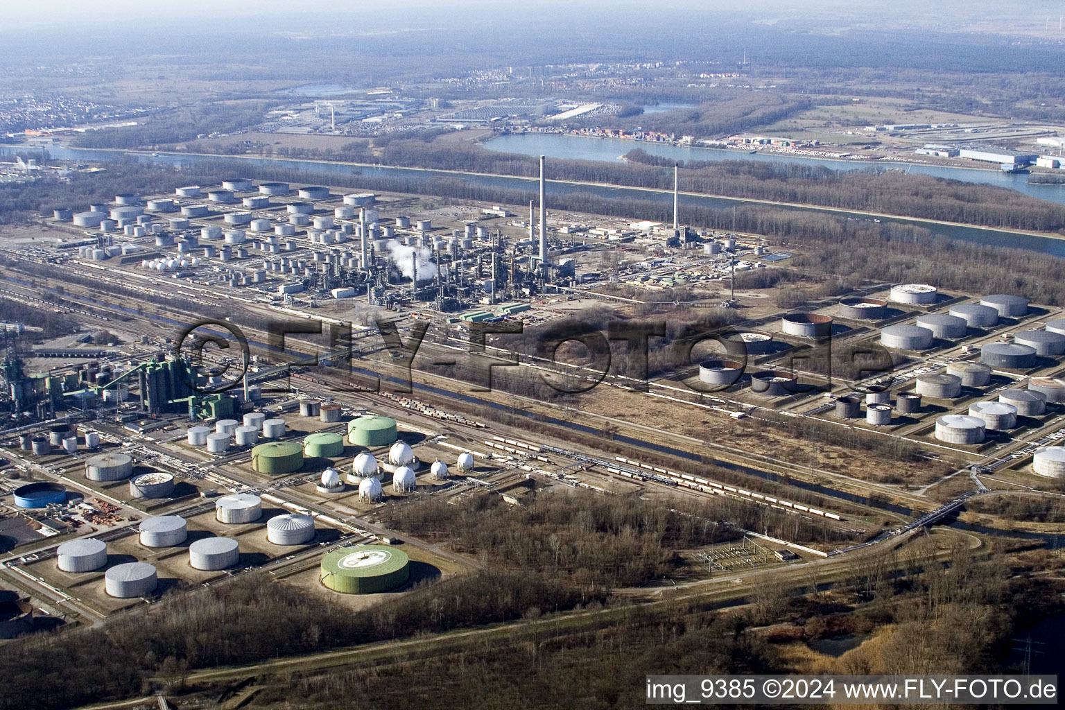 Raffineries N de Knielingen à le quartier Knielingen in Karlsruhe dans le département Bade-Wurtemberg, Allemagne vue d'en haut