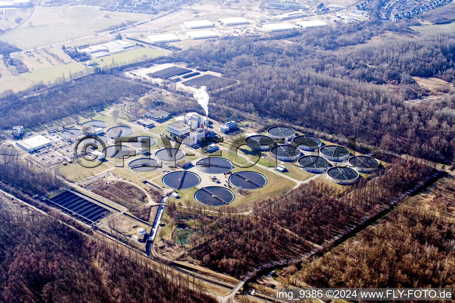 Vue oblique de Usine de traitement des eaux usées à le quartier Neureut in Karlsruhe dans le département Bade-Wurtemberg, Allemagne