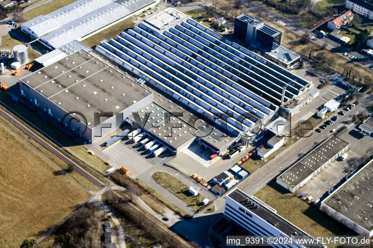 Vue aérienne de L'Oréal S par Neureut à le quartier Neureut in Karlsruhe dans le département Bade-Wurtemberg, Allemagne