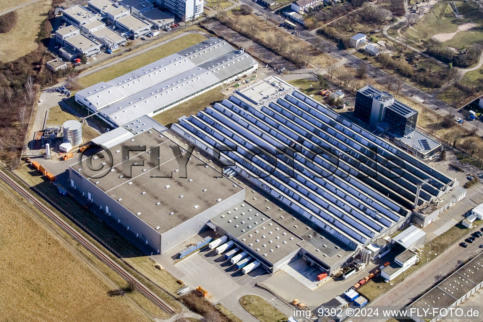 Vue aérienne de Sites de production du fabricant de produits chimiques et cosmétiques L'OREAL Production Deutschland GmbH & Co. KG à le quartier Nordweststadt in Karlsruhe dans le département Bade-Wurtemberg, Allemagne