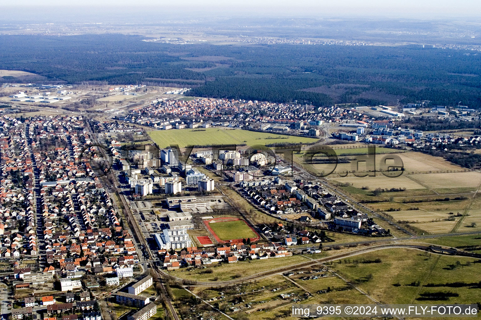 Vue oblique de Du sud à le quartier Neureut in Karlsruhe dans le département Bade-Wurtemberg, Allemagne