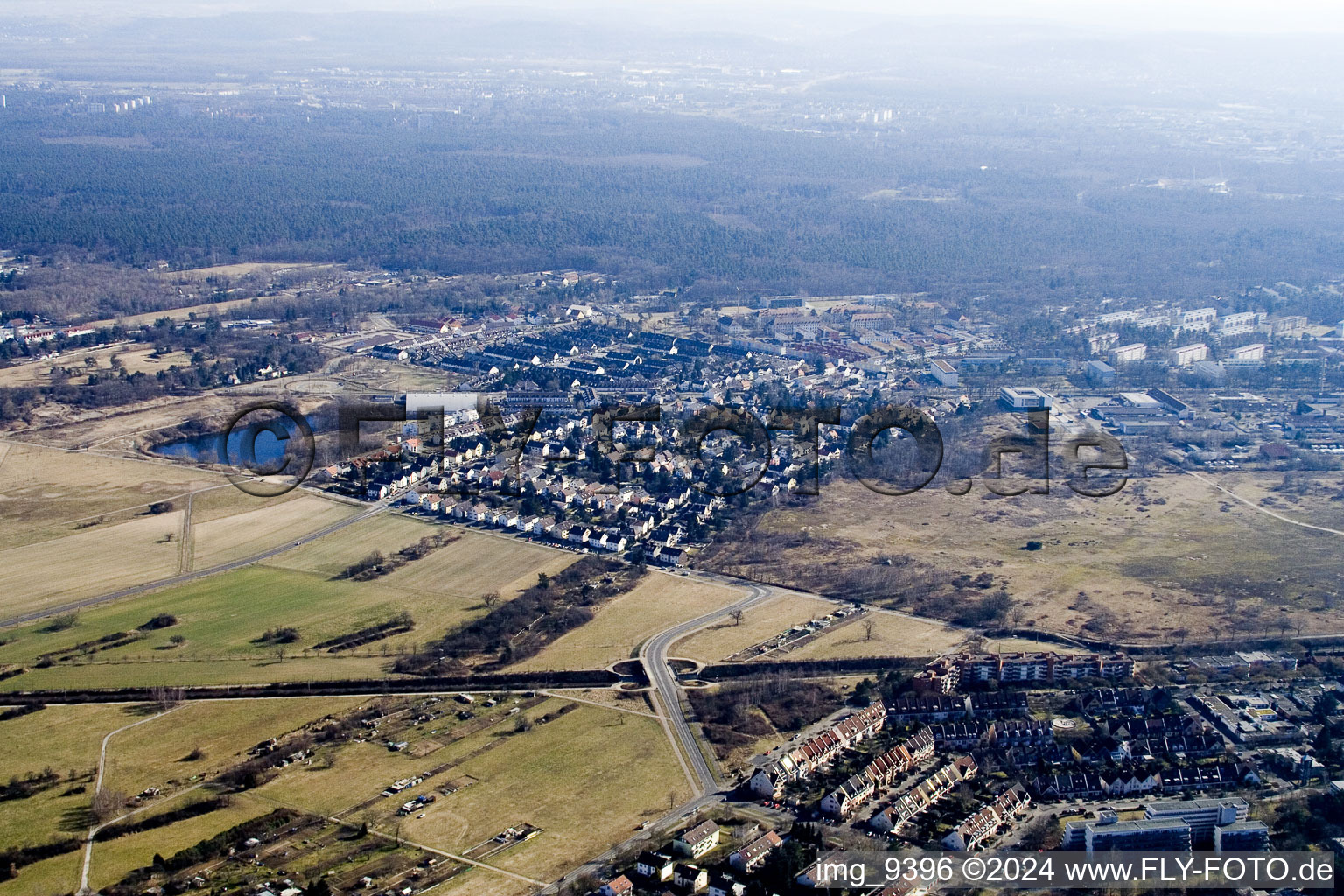 Quartier Knielingen in Karlsruhe dans le département Bade-Wurtemberg, Allemagne du point de vue du drone