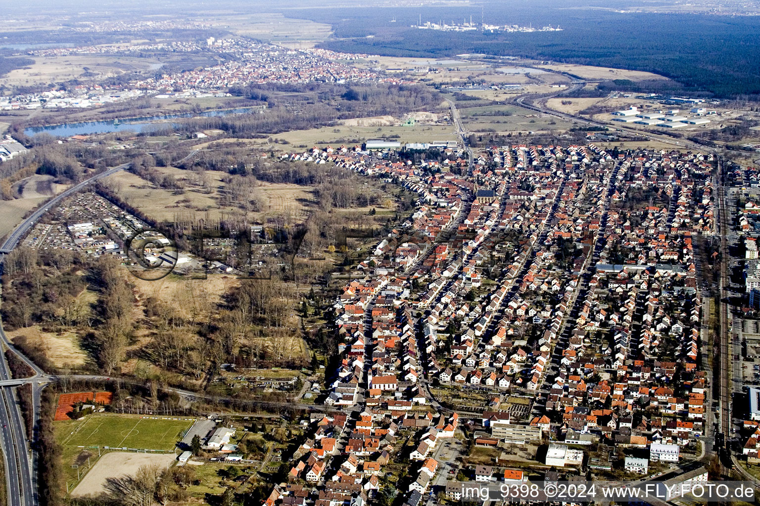 Du sud à le quartier Neureut in Karlsruhe dans le département Bade-Wurtemberg, Allemagne hors des airs