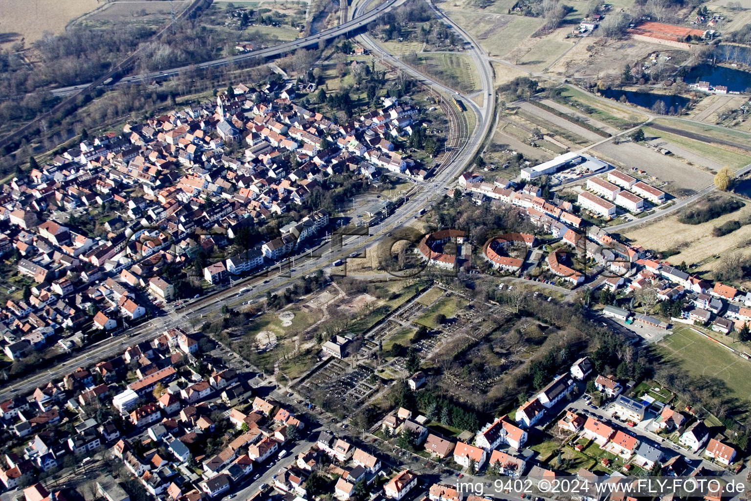 Vue aérienne de Du nord à le quartier Knielingen in Karlsruhe dans le département Bade-Wurtemberg, Allemagne