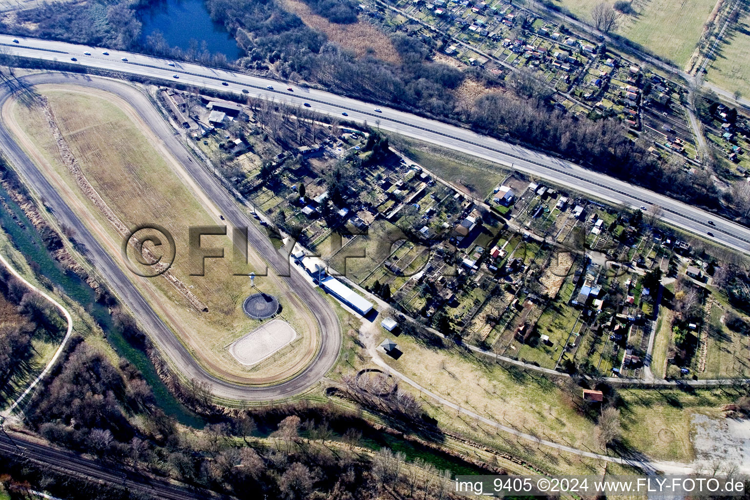 Vue aérienne de Piste de courses de chevaux à le quartier Knielingen in Karlsruhe dans le département Bade-Wurtemberg, Allemagne