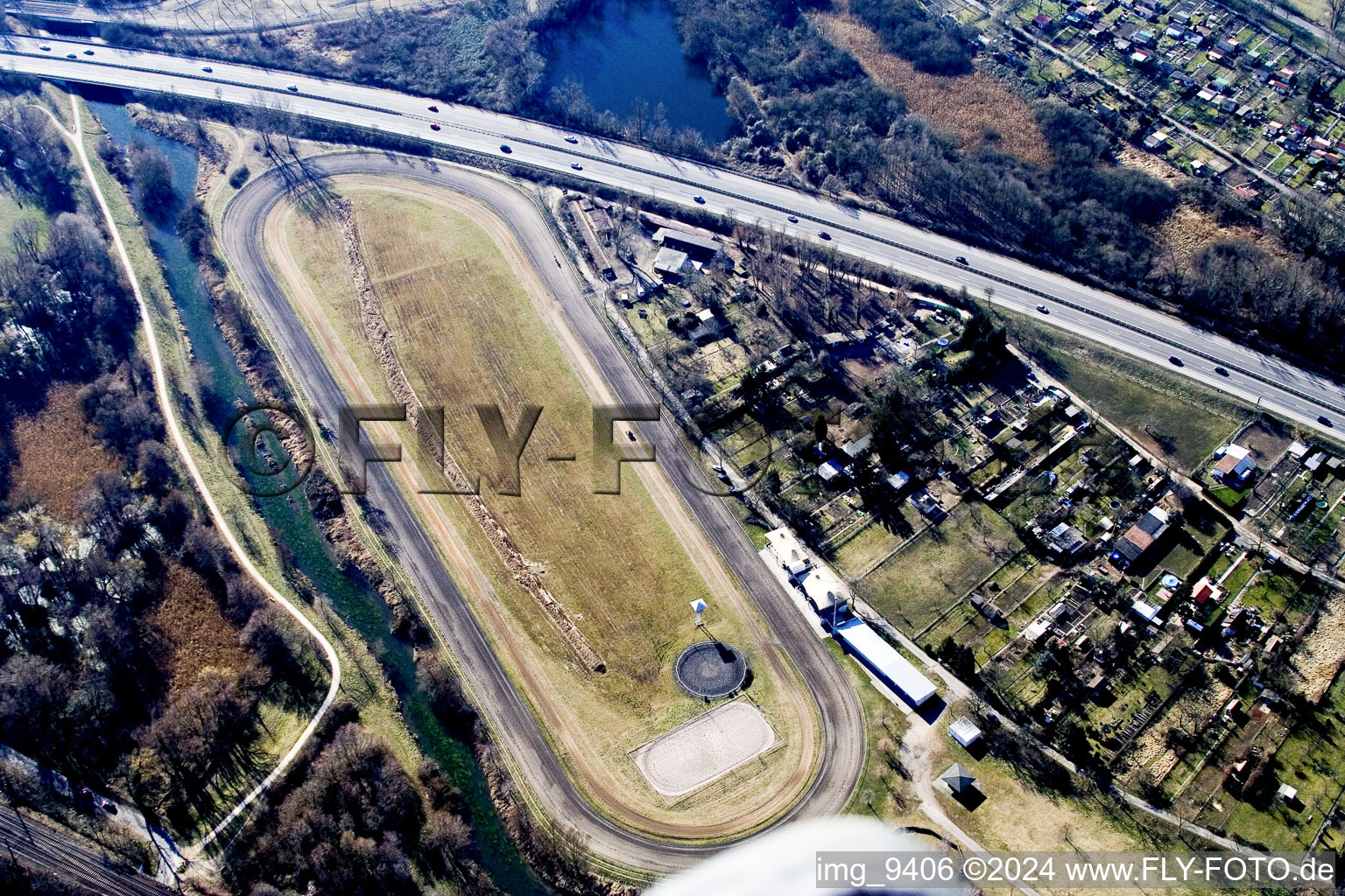 Vue aérienne de Piste de courses de chevaux à le quartier Knielingen in Karlsruhe dans le département Bade-Wurtemberg, Allemagne