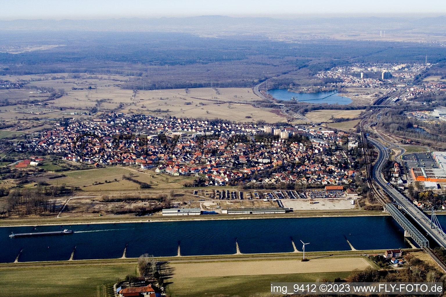 Vue aérienne de De l'est à le quartier Maximiliansau in Wörth am Rhein dans le département Rhénanie-Palatinat, Allemagne