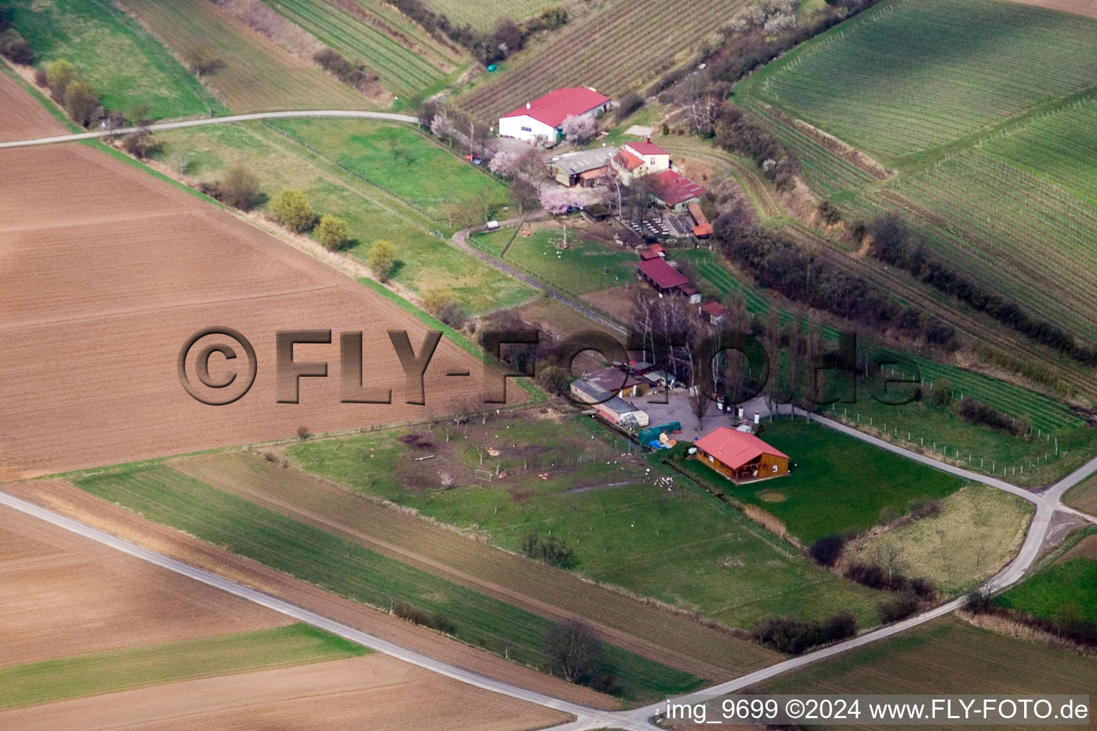 Vue aérienne de Ranch Wagner à le quartier Herxheim in Herxheim bei Landau dans le département Rhénanie-Palatinat, Allemagne