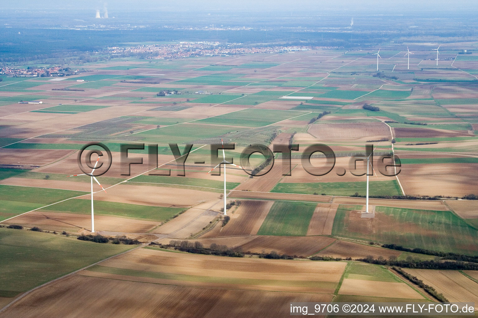 Éoliennes à Offenbach an der Queich dans le département Rhénanie-Palatinat, Allemagne d'en haut