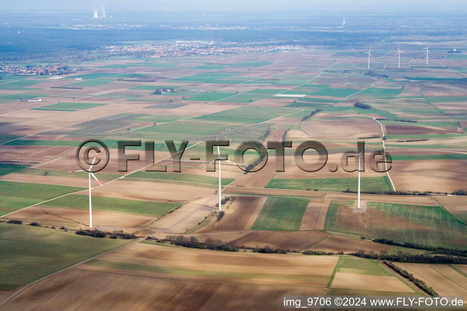 Éoliennes à le quartier Offenbach in Offenbach an der Queich dans le département Rhénanie-Palatinat, Allemagne vue du ciel