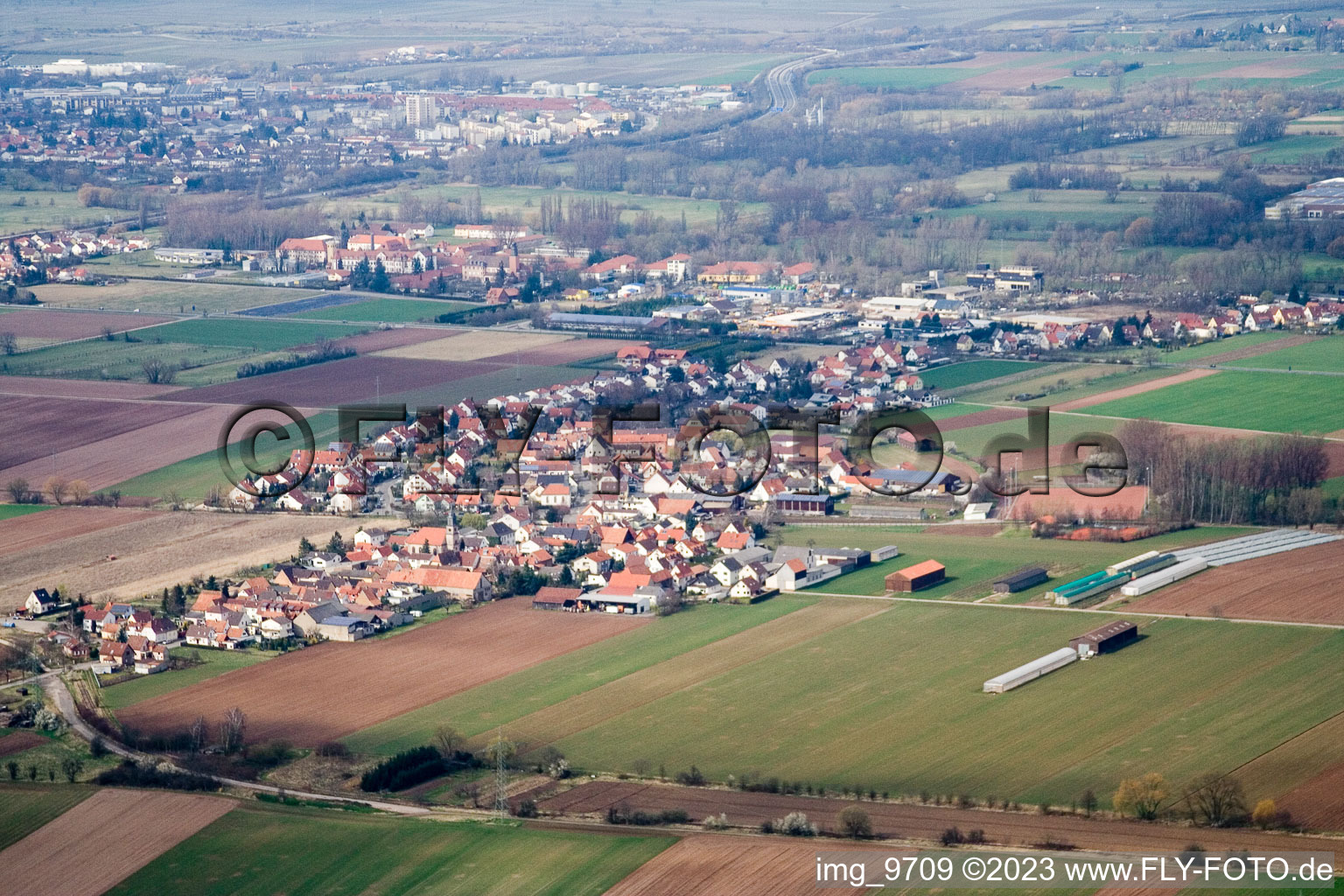 Vue aérienne de Mörlheim depuis le sud à Offenbach an der Queich dans le département Rhénanie-Palatinat, Allemagne