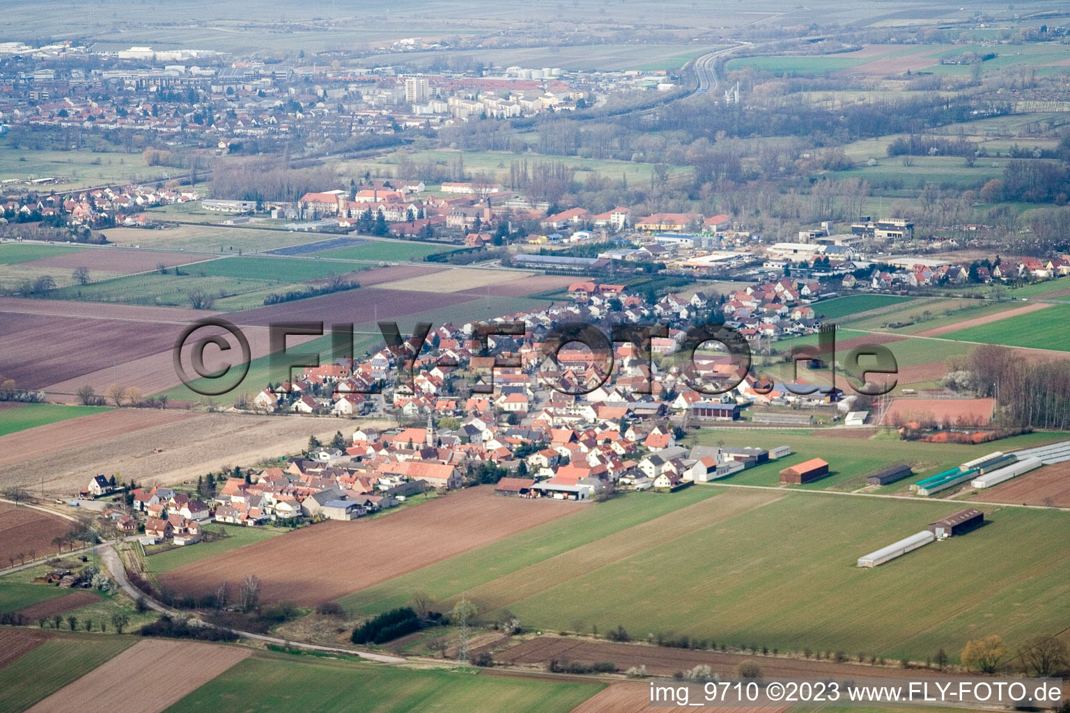Vue aérienne de Mörlheim depuis le sud à Offenbach an der Queich dans le département Rhénanie-Palatinat, Allemagne