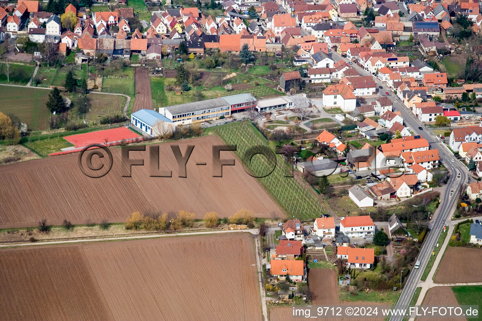 Vue aérienne de Du sud-ouest, , école primaire à Offenbach an der Queich dans le département Rhénanie-Palatinat, Allemagne
