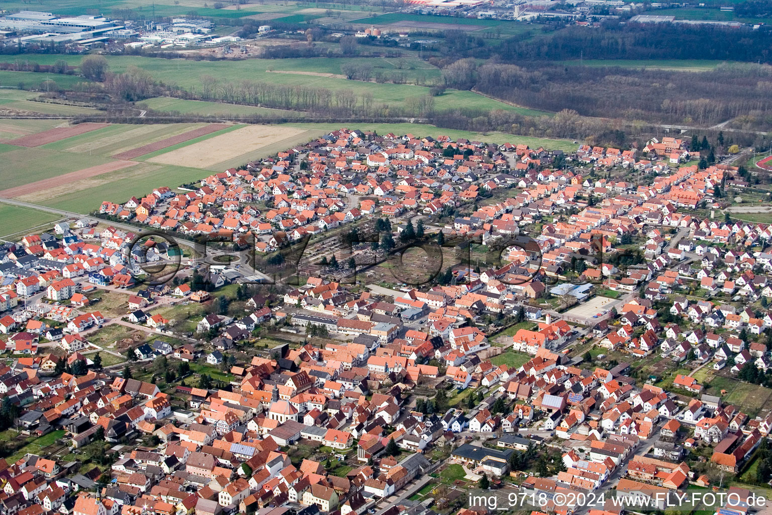 Vue d'oiseau de Offenbach an der Queich dans le département Rhénanie-Palatinat, Allemagne