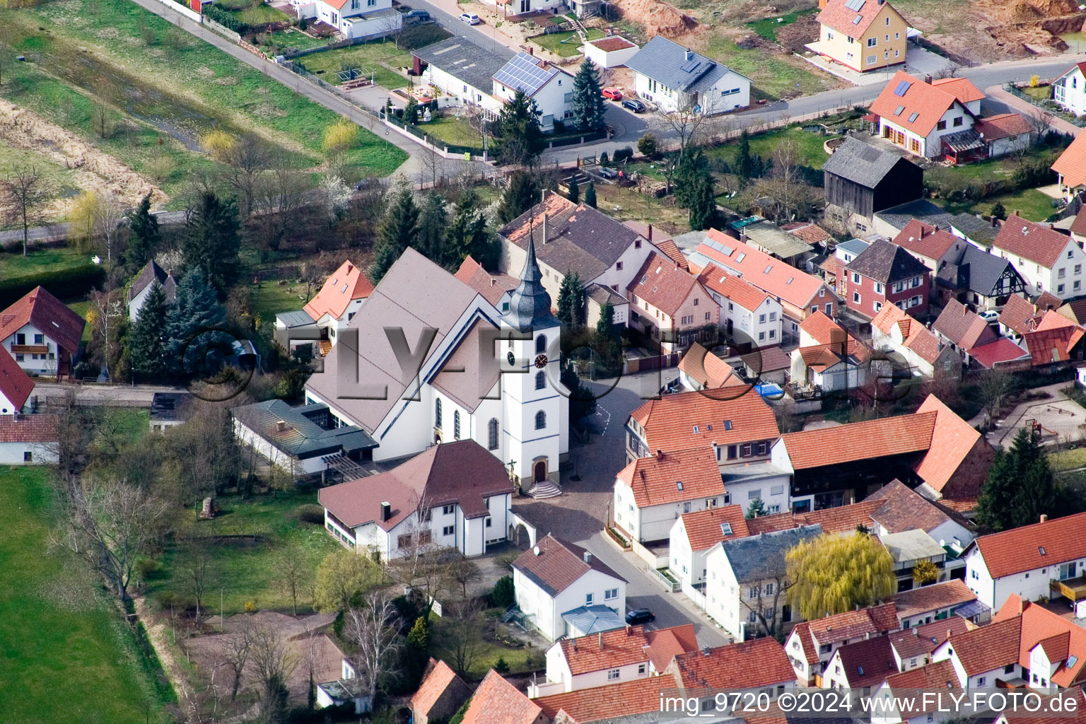 Vue aérienne de Paroisse de Saint-Joseph à le quartier Offenbach in Offenbach an der Queich dans le département Rhénanie-Palatinat, Allemagne