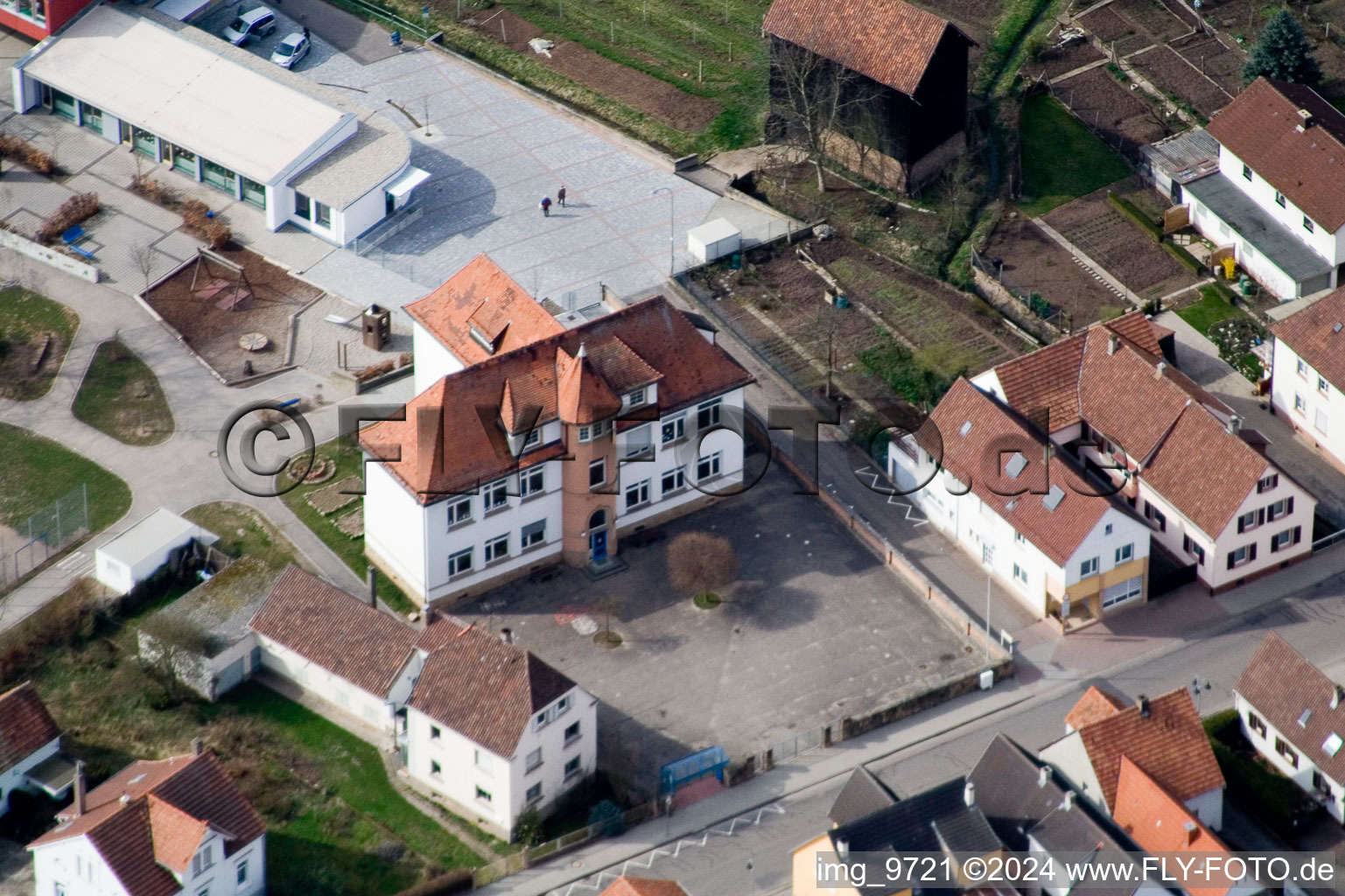 Vue aérienne de École primaire à Offenbach an der Queich dans le département Rhénanie-Palatinat, Allemagne