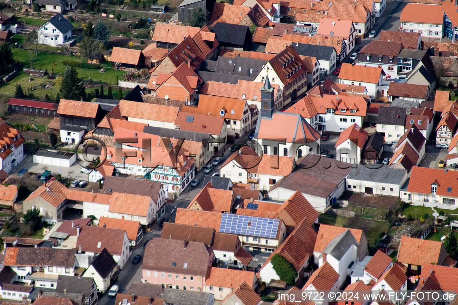 Vue aérienne de Rue Haupt à le quartier Offenbach in Offenbach an der Queich dans le département Rhénanie-Palatinat, Allemagne