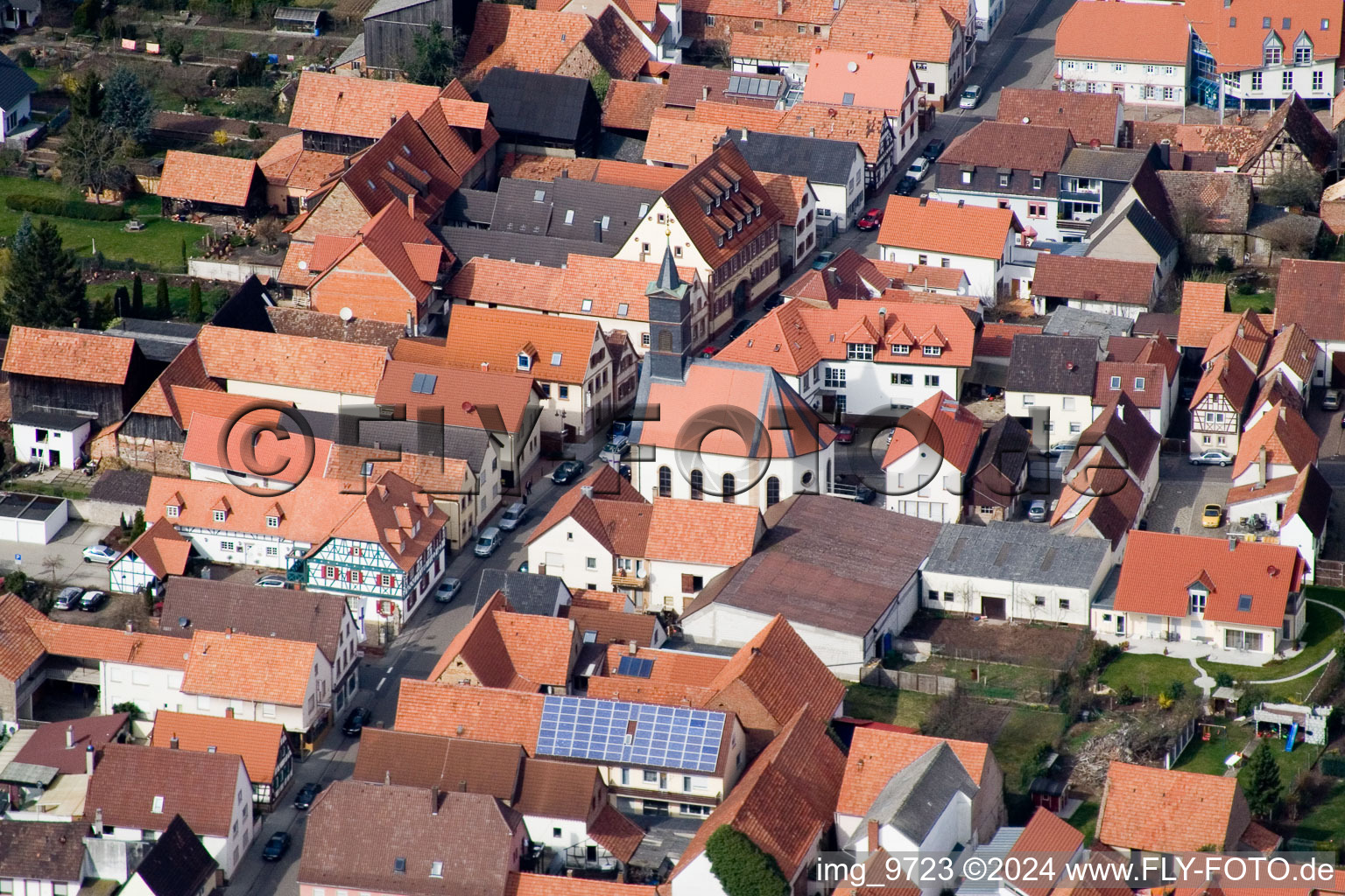 Vue aérienne de Rue Haupt à le quartier Offenbach in Offenbach an der Queich dans le département Rhénanie-Palatinat, Allemagne