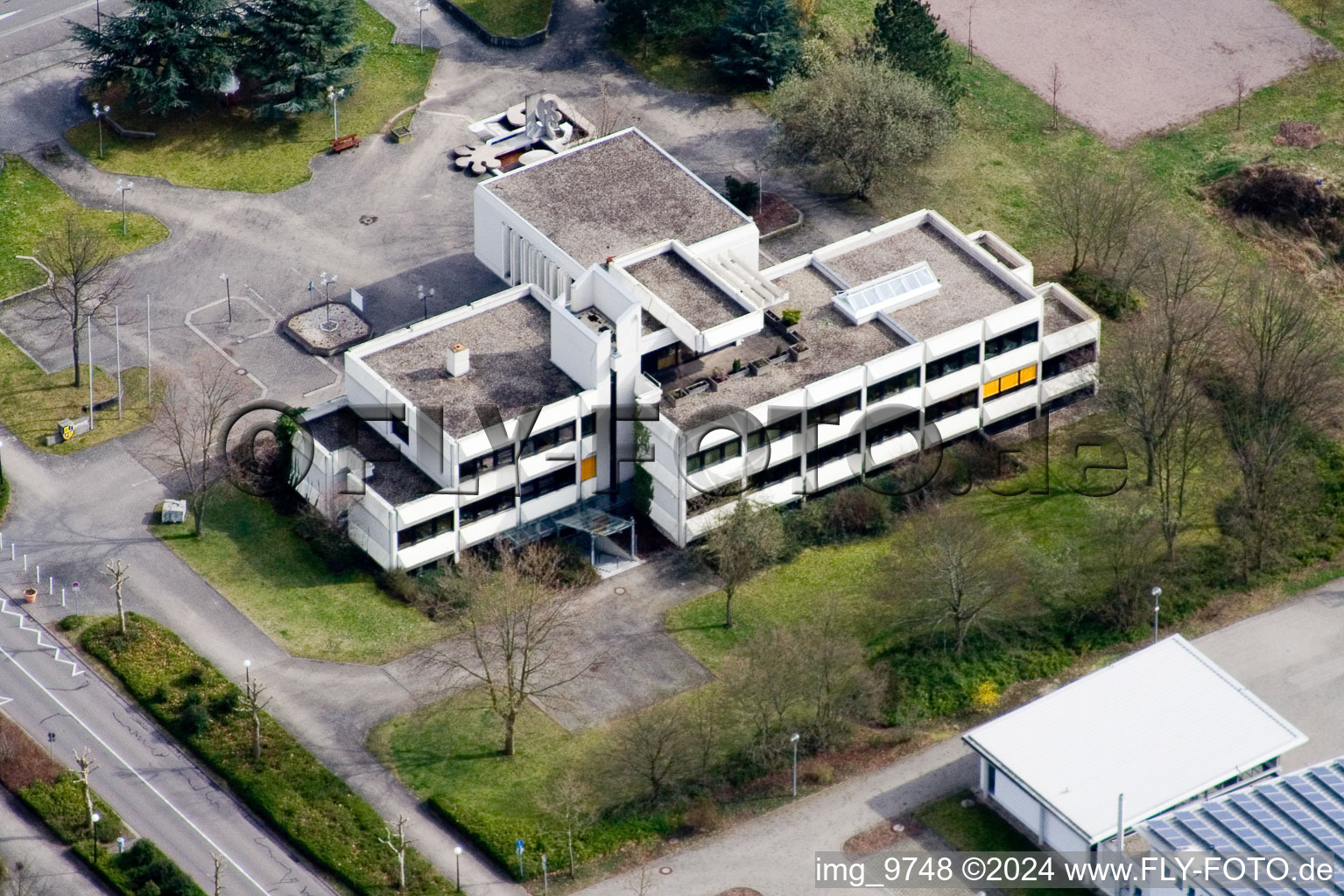 Vue aérienne de Mairie de la Verbandsgemeinde Offenbach an der Queich à Offenbach an der Queich dans le département Rhénanie-Palatinat, Allemagne