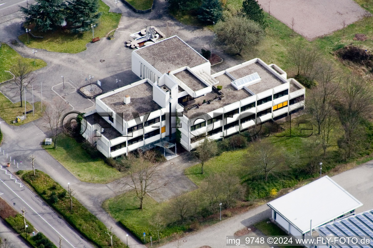 Vue aérienne de Mairie de la commune associative à le quartier Offenbach in Offenbach an der Queich dans le département Rhénanie-Palatinat, Allemagne