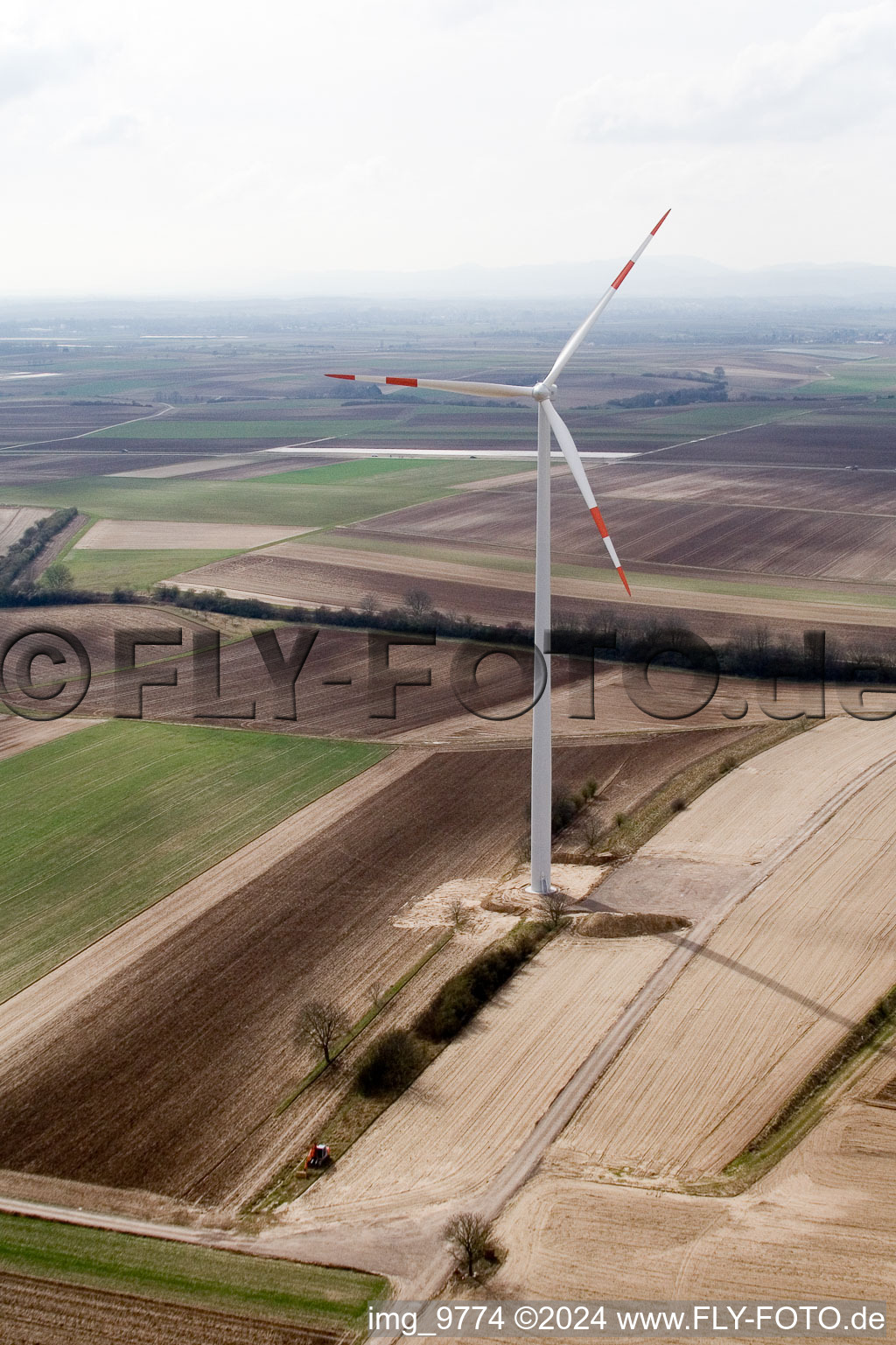 Éoliennes à Offenbach an der Queich dans le département Rhénanie-Palatinat, Allemagne hors des airs