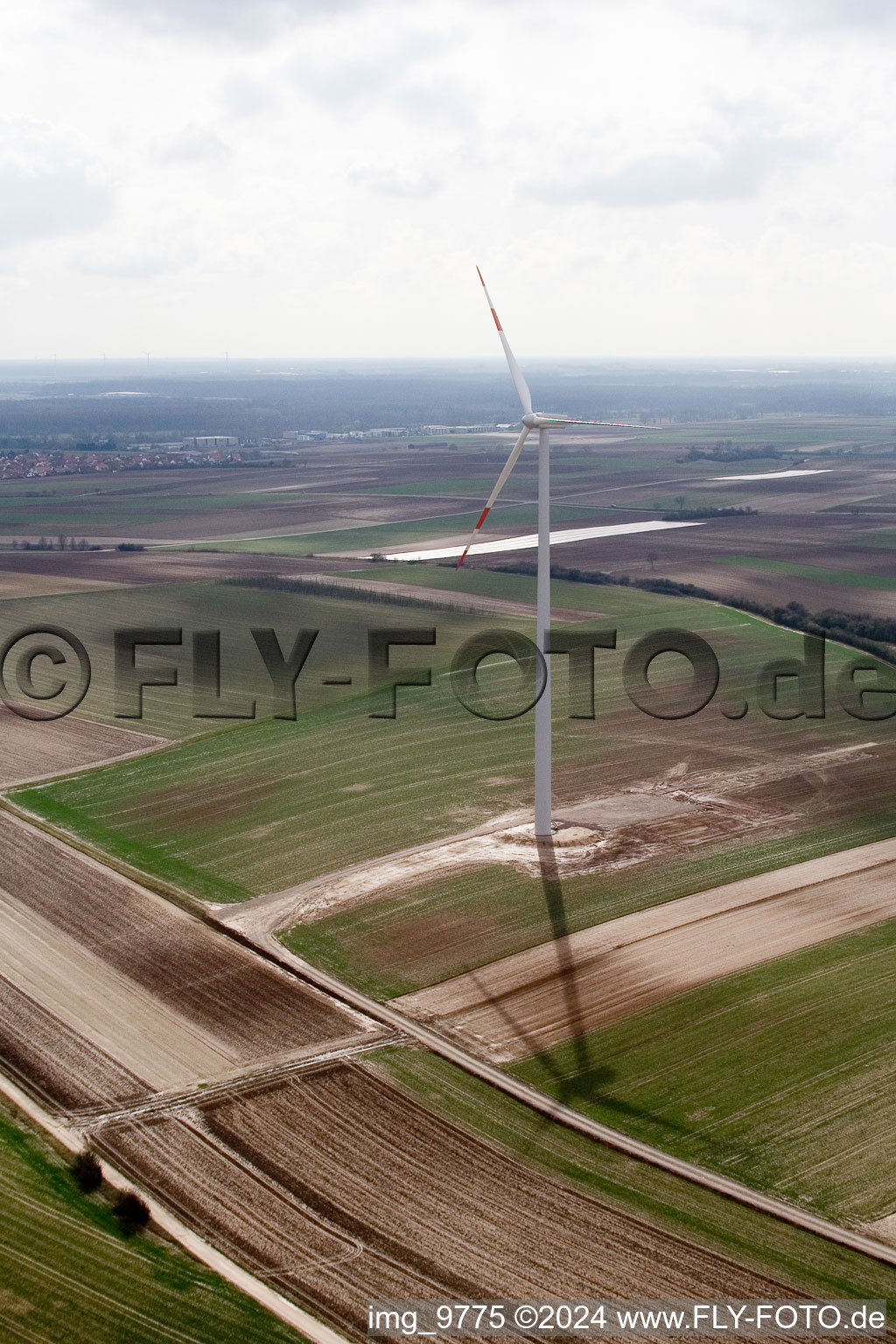 Éoliennes à Offenbach an der Queich dans le département Rhénanie-Palatinat, Allemagne vue d'en haut