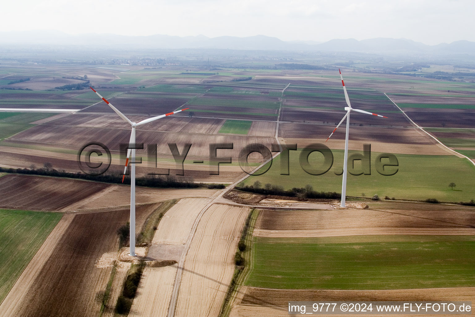 Éoliennes à Offenbach an der Queich dans le département Rhénanie-Palatinat, Allemagne depuis l'avion