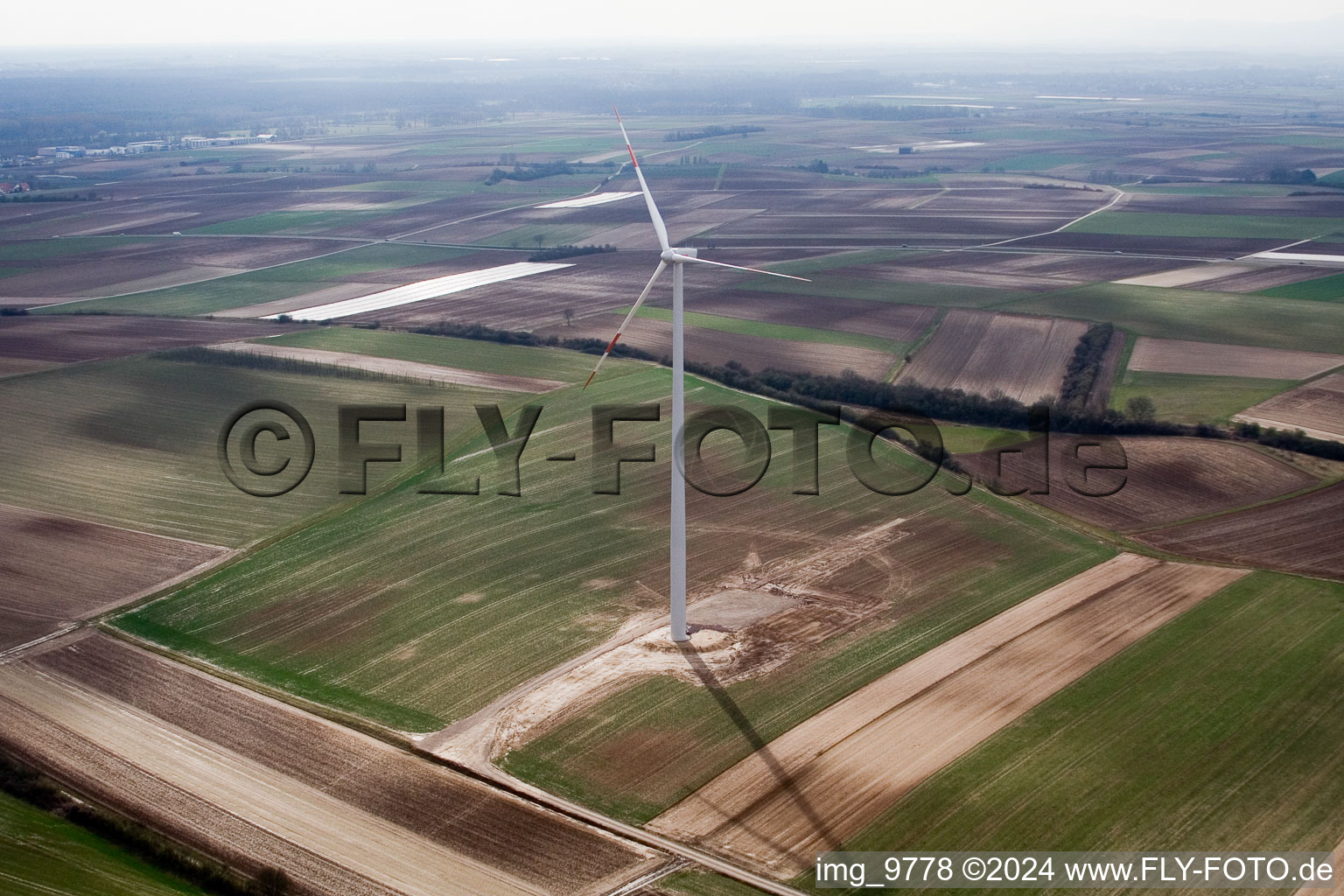 Vue d'oiseau de Éoliennes à Offenbach an der Queich dans le département Rhénanie-Palatinat, Allemagne