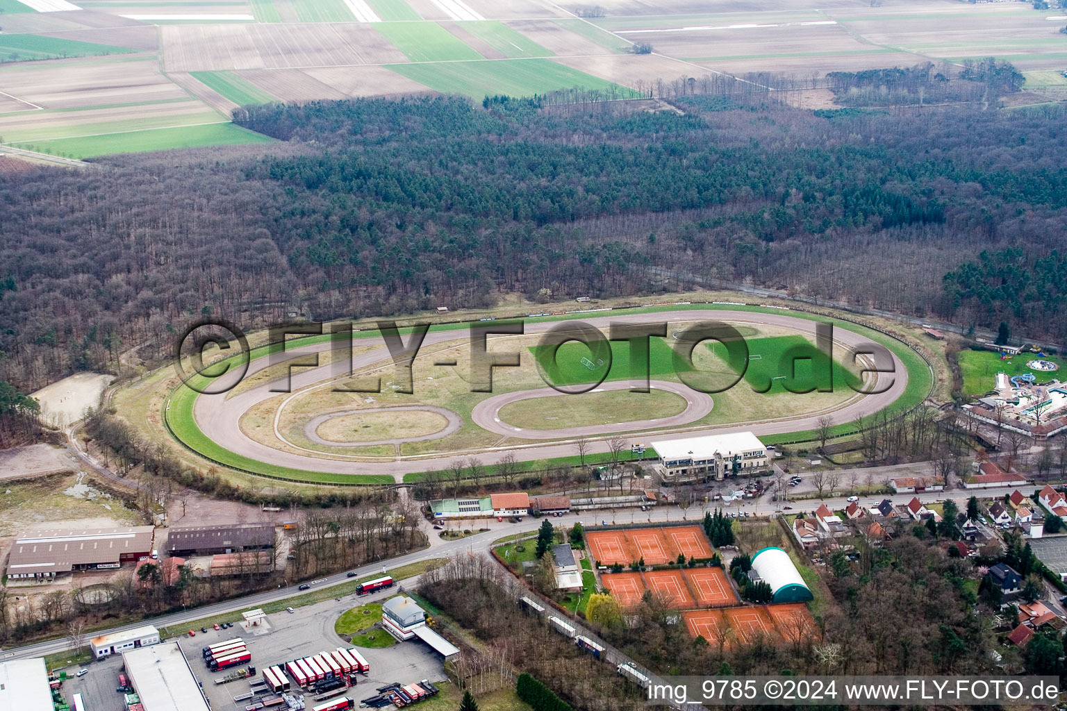 Photographie aérienne de Hippodrome pour courses sur piste en sable et courses attelées à Herxheim près de Landau (Palatinat) à le quartier Herxheim in Herxheim bei Landau/Pfalz dans le département Rhénanie-Palatinat, Allemagne