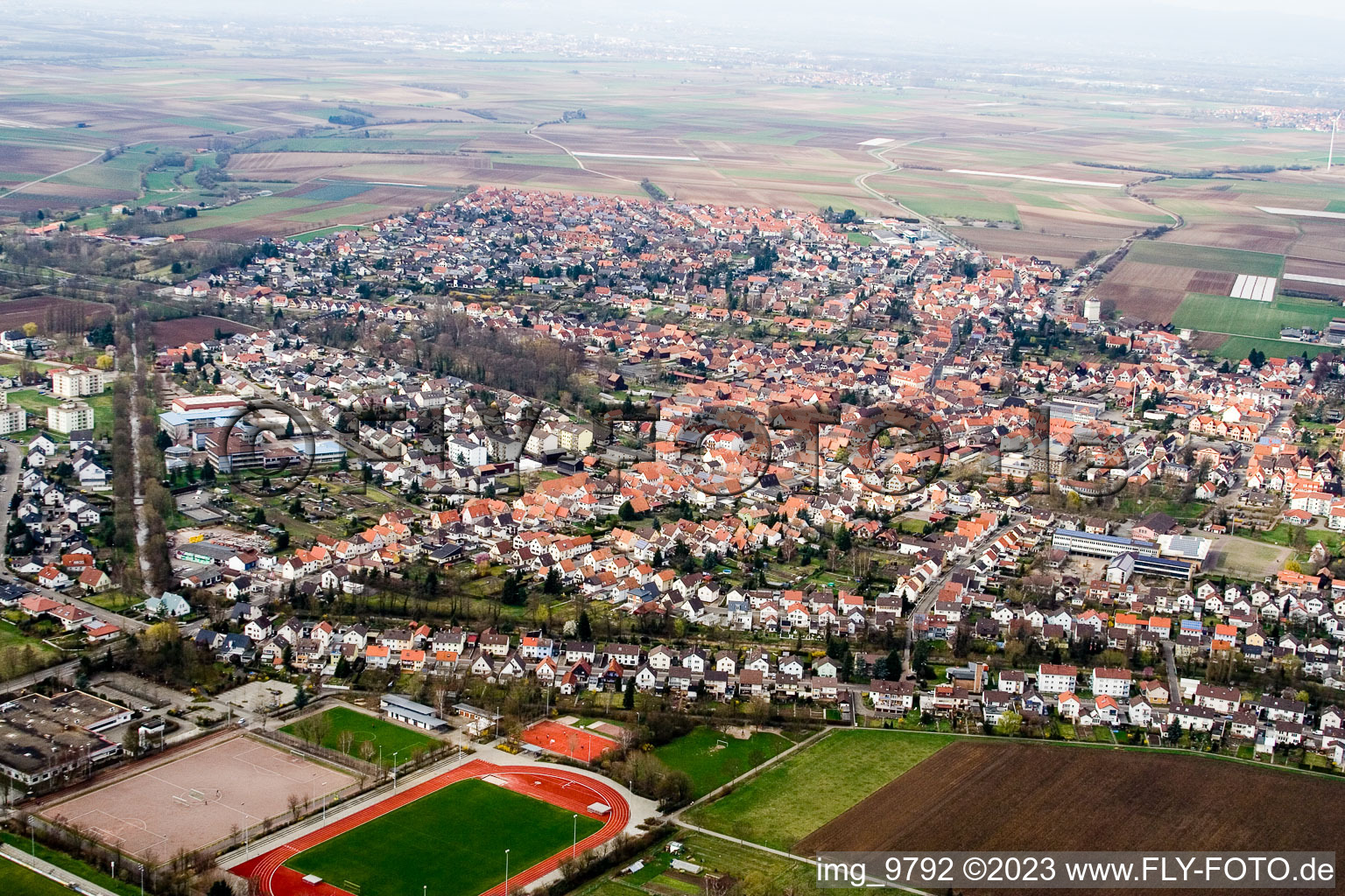 Vue aérienne de Du sud à le quartier Herxheim in Herxheim bei Landau dans le département Rhénanie-Palatinat, Allemagne