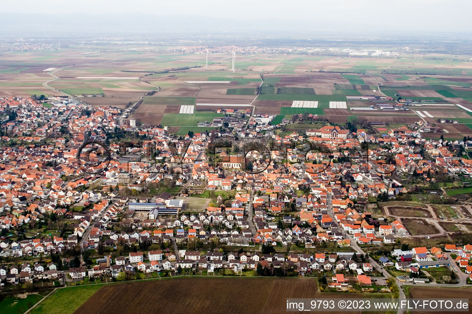 Vue aérienne de Du sud à le quartier Herxheim in Herxheim bei Landau dans le département Rhénanie-Palatinat, Allemagne