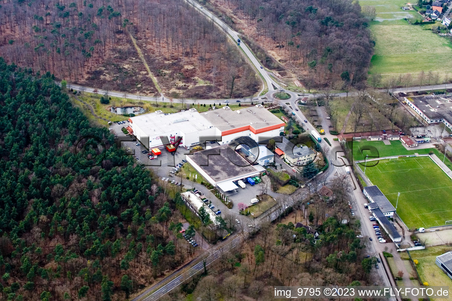 Vue aérienne de Zone commerciale du sud-est, Möbel Gilb à le quartier Herxheim in Herxheim bei Landau dans le département Rhénanie-Palatinat, Allemagne