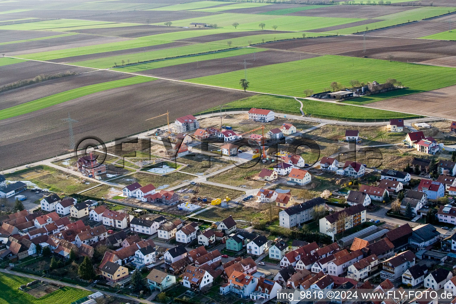 Chantiers de construction pour le nouveau quartier résidentiel d'un lotissement de maisons unifamiliales sur le Höhenweg à Kandel dans le département Rhénanie-Palatinat, Allemagne depuis l'avion