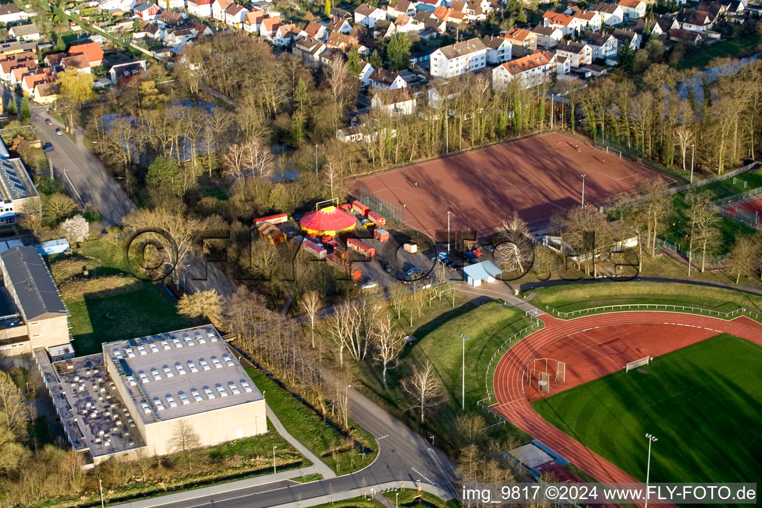 Photographie aérienne de La sagesse du cirque sur le terrain de sport à Kandel dans le département Rhénanie-Palatinat, Allemagne