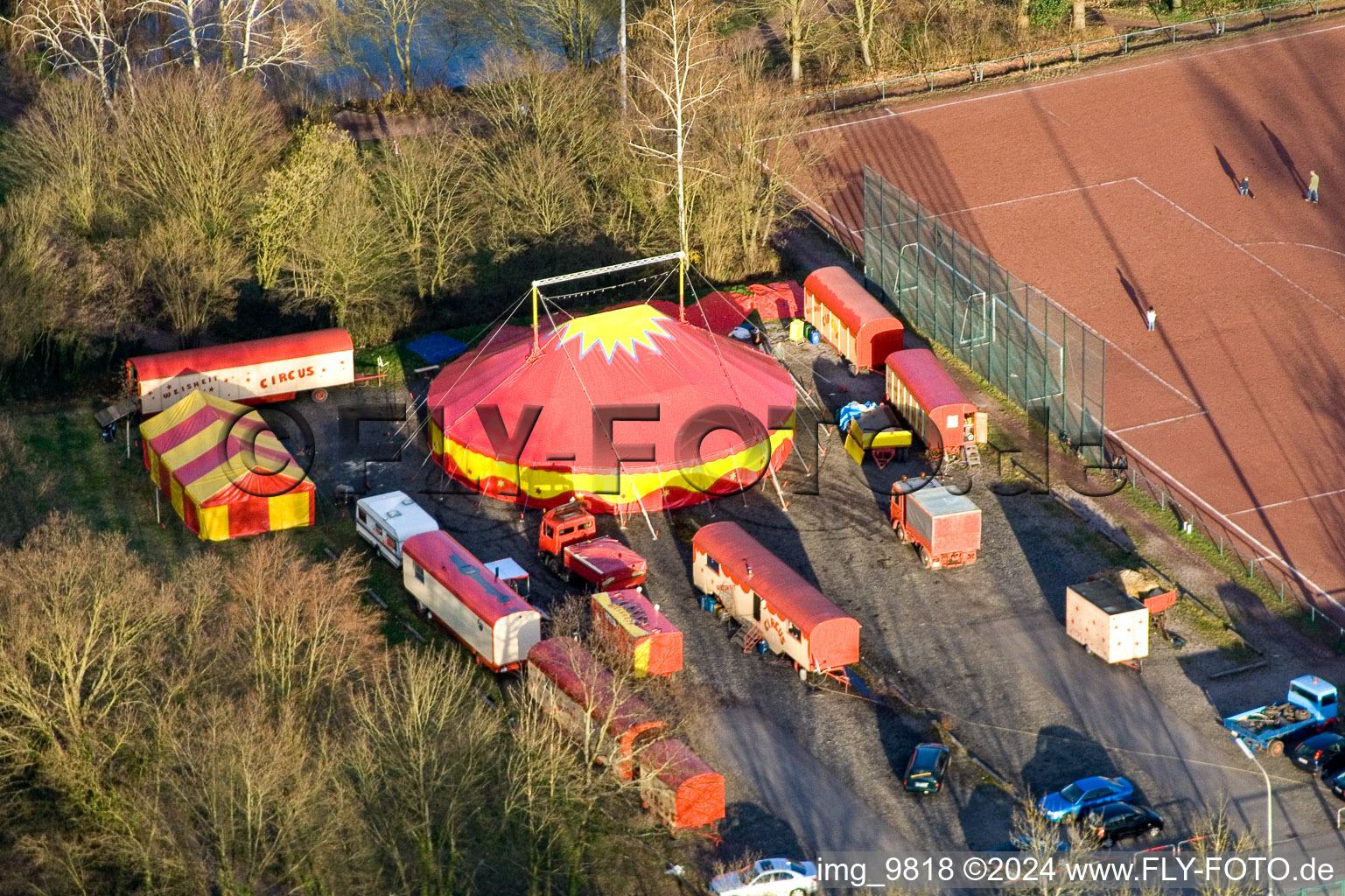 Vue aérienne de Dômes de tente de cirque du Cirque Sagesse sur le terrain de sport à Kandel dans le département Rhénanie-Palatinat, Allemagne