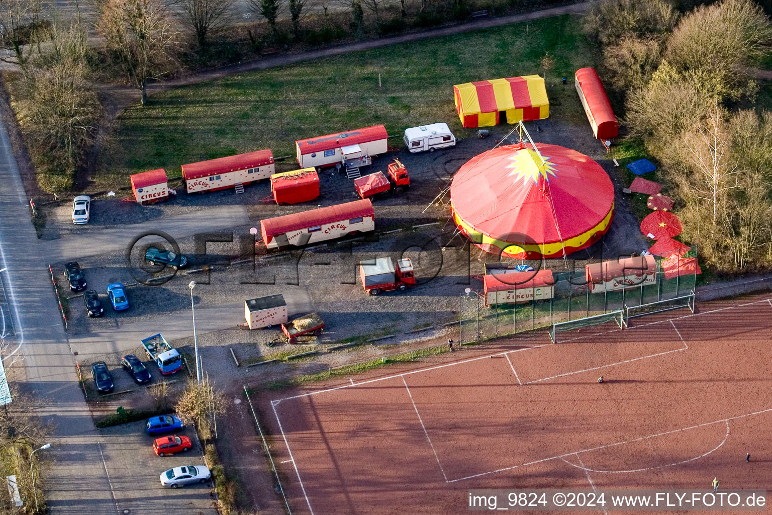 Vue d'oiseau de La sagesse du cirque sur le terrain de sport à Kandel dans le département Rhénanie-Palatinat, Allemagne