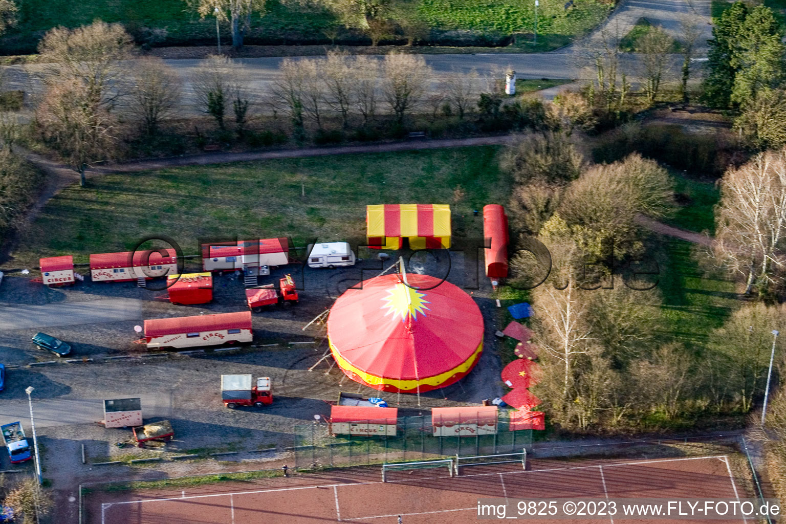 La sagesse du cirque sur le terrain de sport à Kandel dans le département Rhénanie-Palatinat, Allemagne vue du ciel