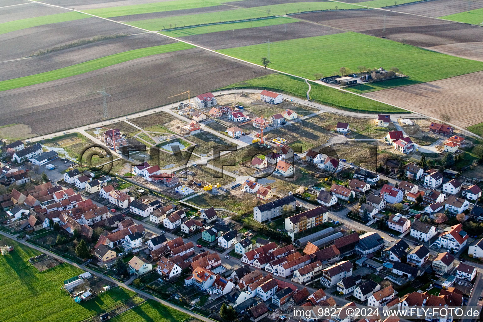 Sur le chemin élevé à Kandel dans le département Rhénanie-Palatinat, Allemagne hors des airs