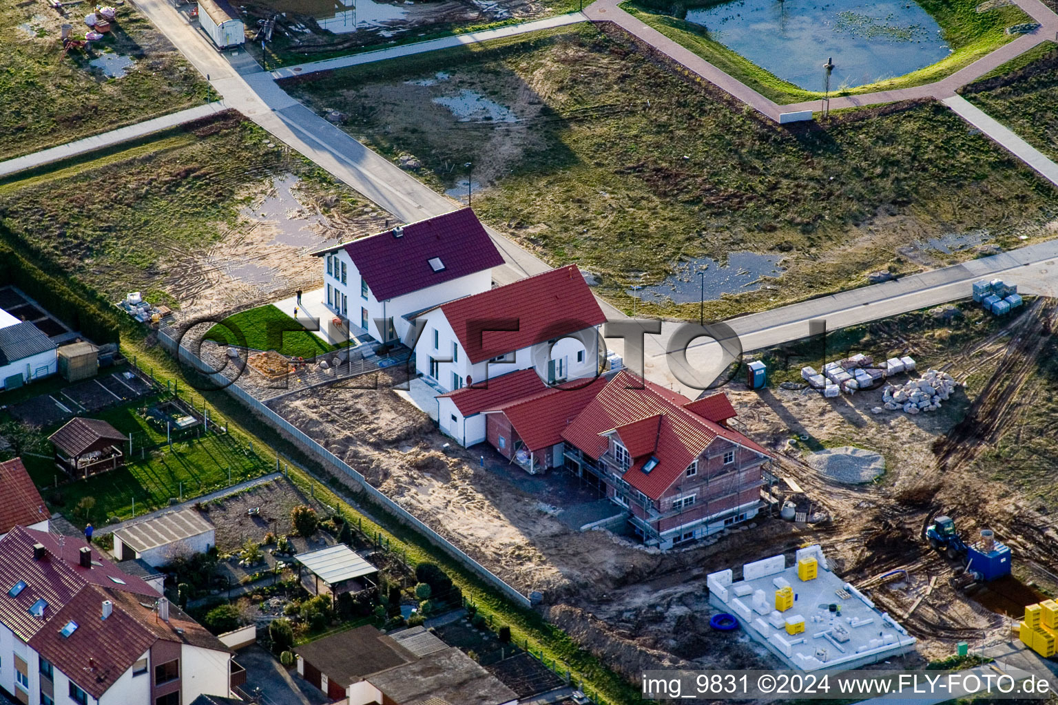 Sur le chemin élevé à Kandel dans le département Rhénanie-Palatinat, Allemagne vue du ciel