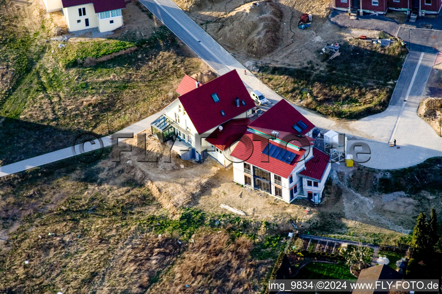 Sur le chemin élevé à Kandel dans le département Rhénanie-Palatinat, Allemagne du point de vue du drone