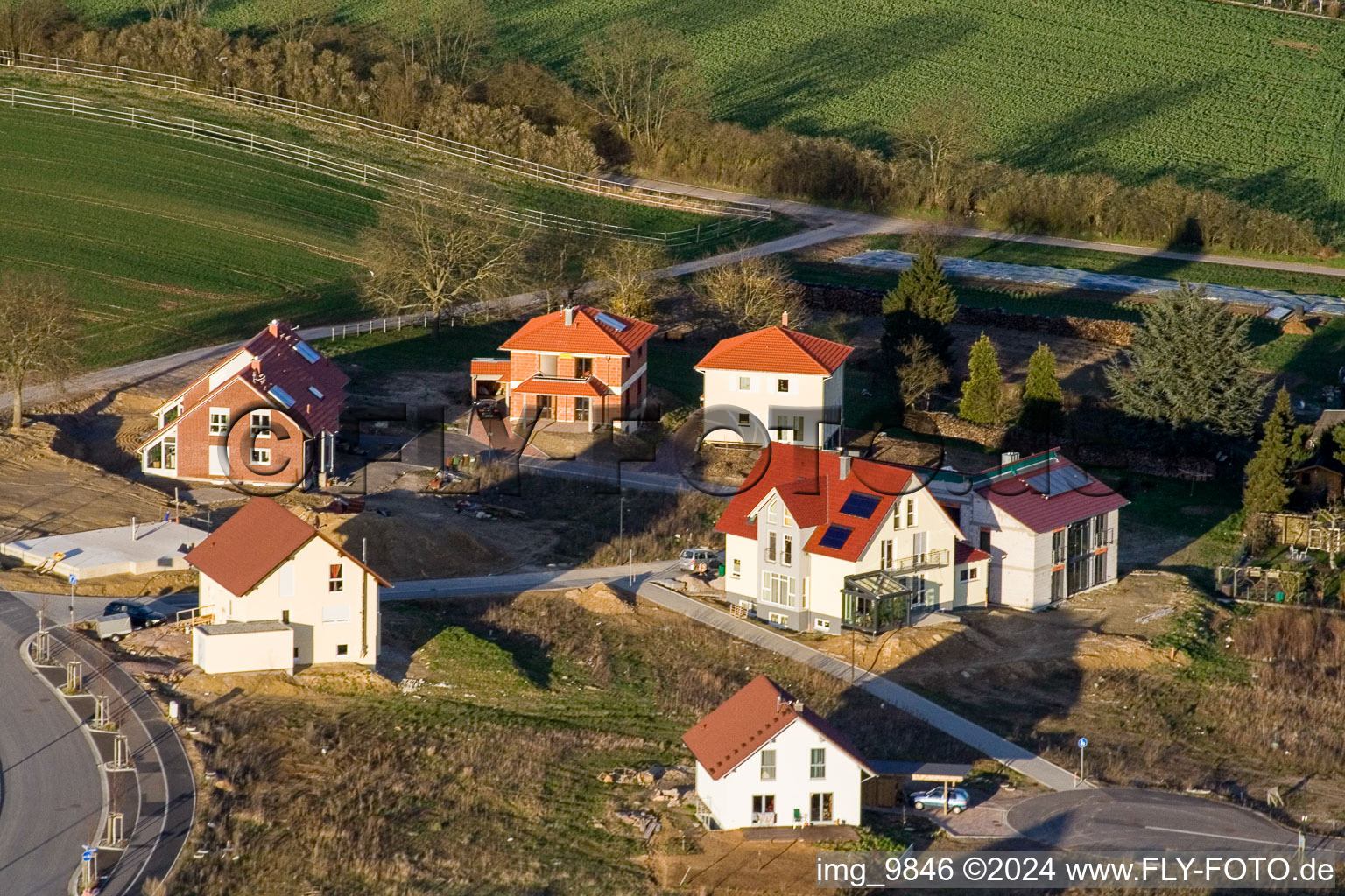 Sur le chemin élevé à Kandel dans le département Rhénanie-Palatinat, Allemagne vue du ciel