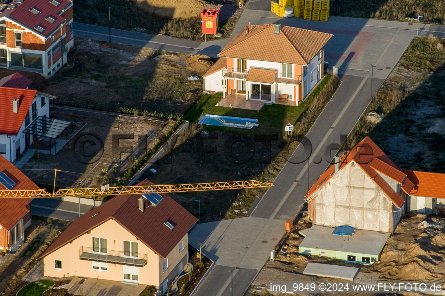 Sur le chemin élevé à Kandel dans le département Rhénanie-Palatinat, Allemagne du point de vue du drone