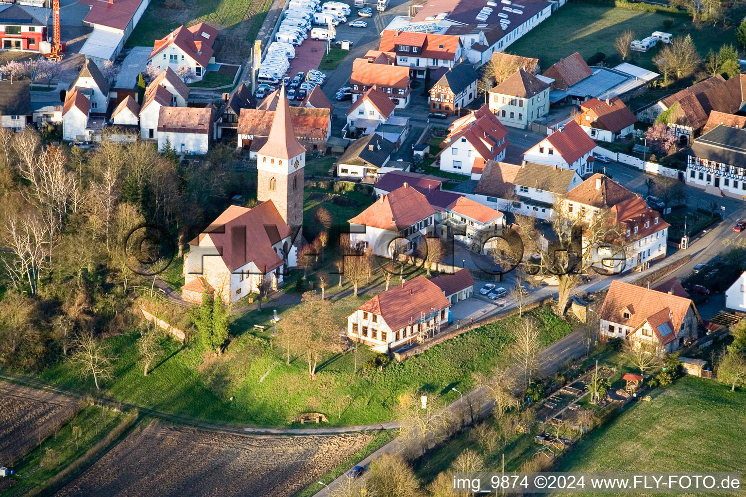 Vue aérienne de Église protestante de l'ouest à Minfeld dans le département Rhénanie-Palatinat, Allemagne