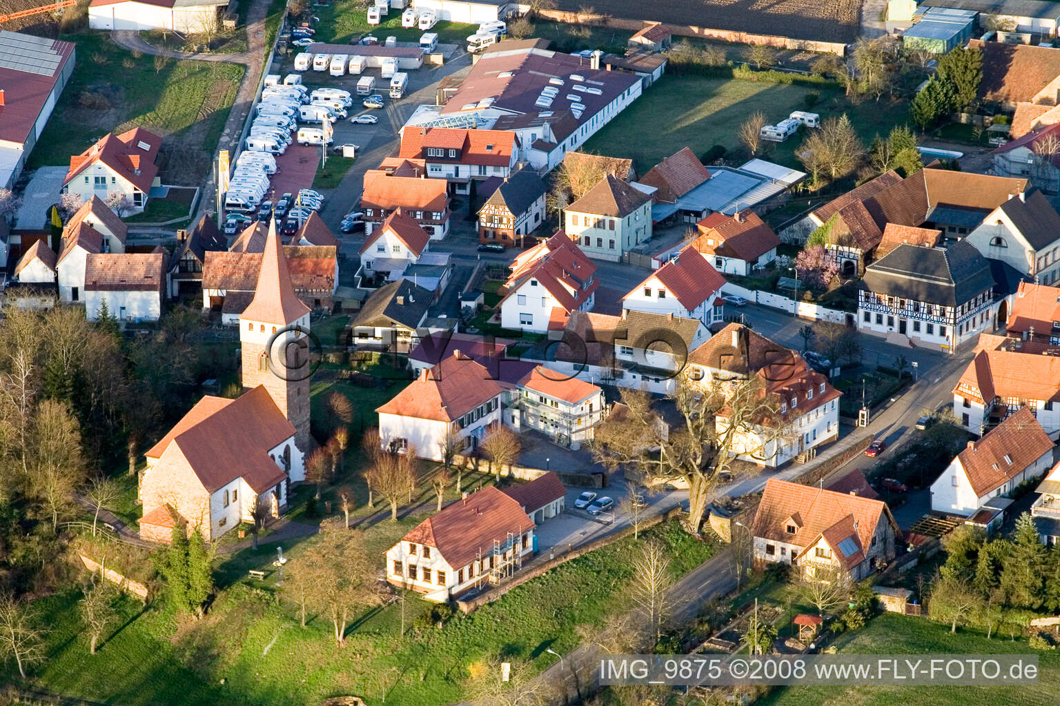 Vue aérienne de Église protestante de l'ouest à Minfeld dans le département Rhénanie-Palatinat, Allemagne