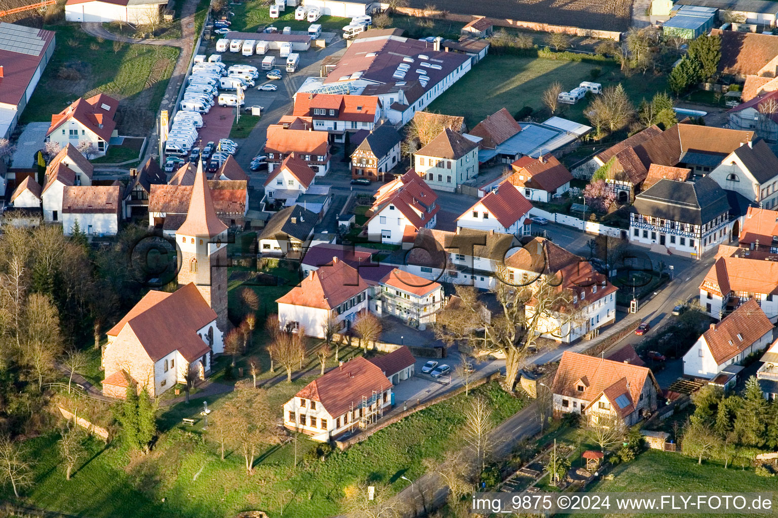 Vue aérienne de Église protestante de l'ouest à Minfeld dans le département Rhénanie-Palatinat, Allemagne