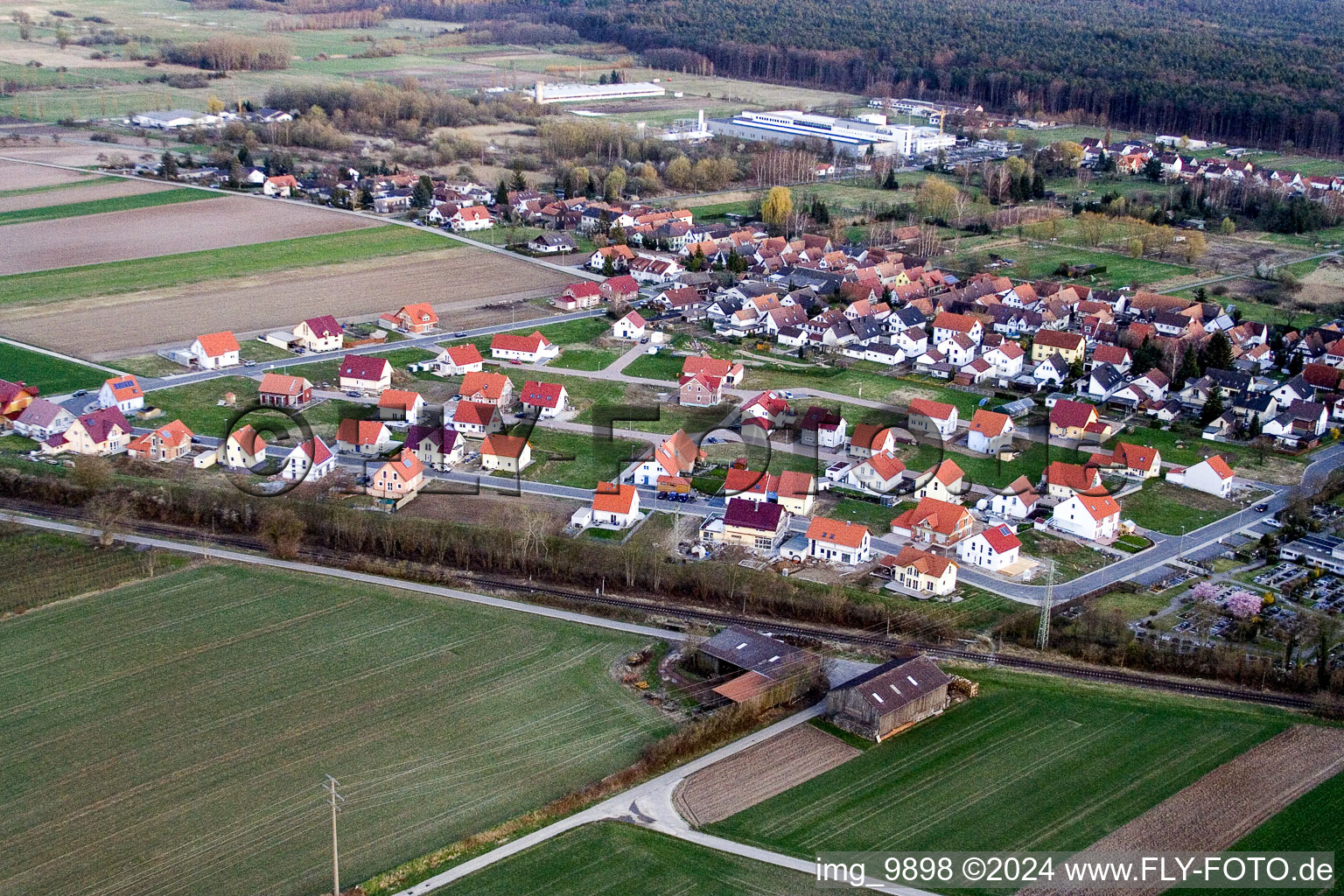 Nouvelle zone de développement NE à le quartier Schaidt in Wörth am Rhein dans le département Rhénanie-Palatinat, Allemagne du point de vue du drone