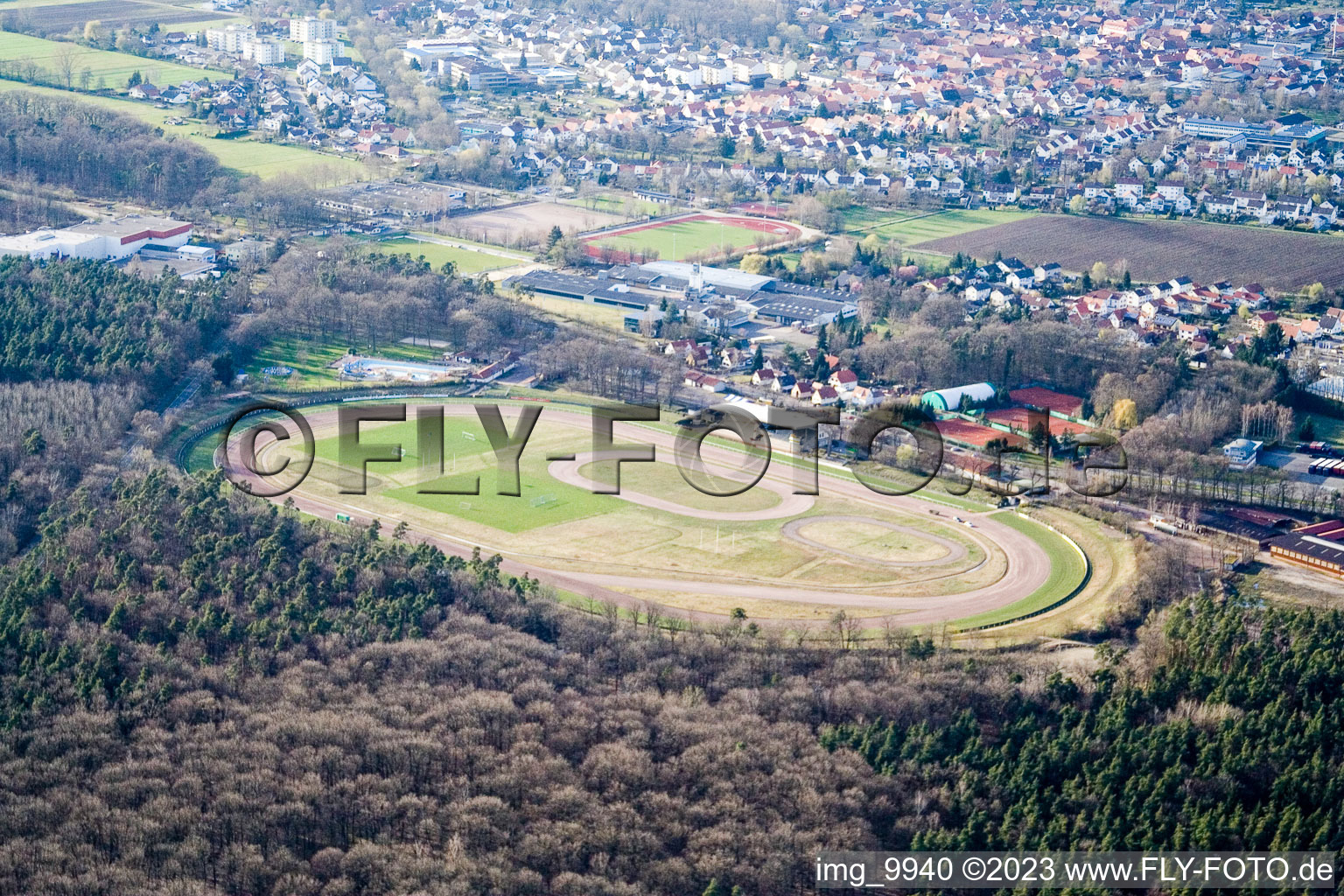 Vue oblique de Piste à le quartier Herxheim in Herxheim bei Landau dans le département Rhénanie-Palatinat, Allemagne