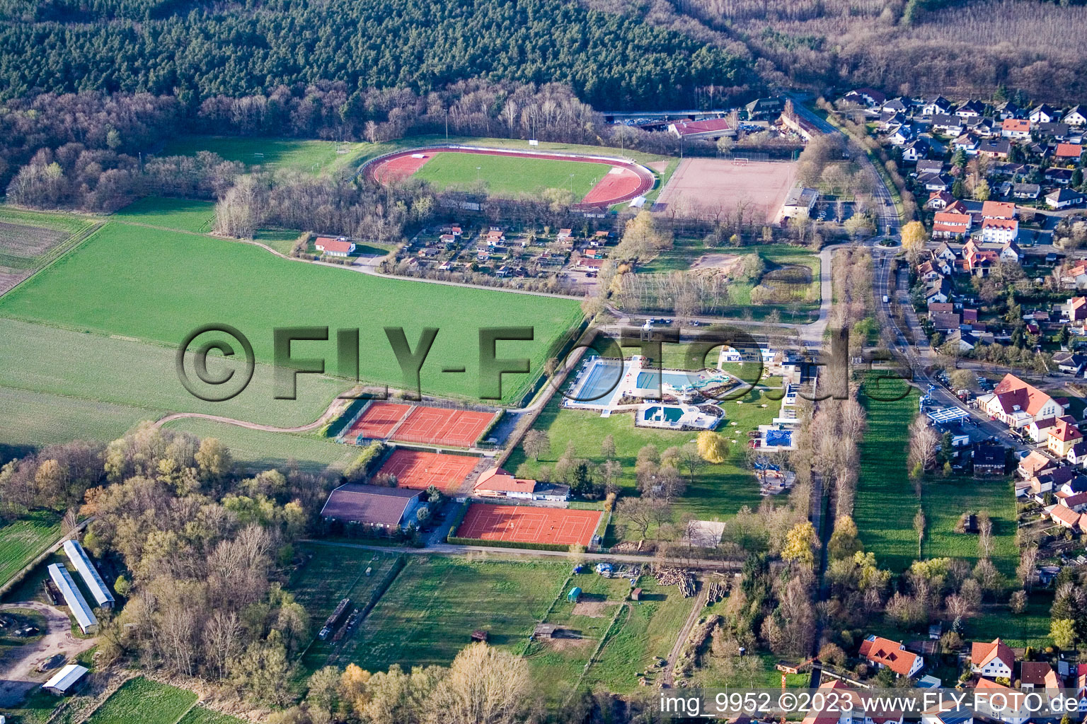 Vue aérienne de Terrains de sport à Bellheim dans le département Rhénanie-Palatinat, Allemagne