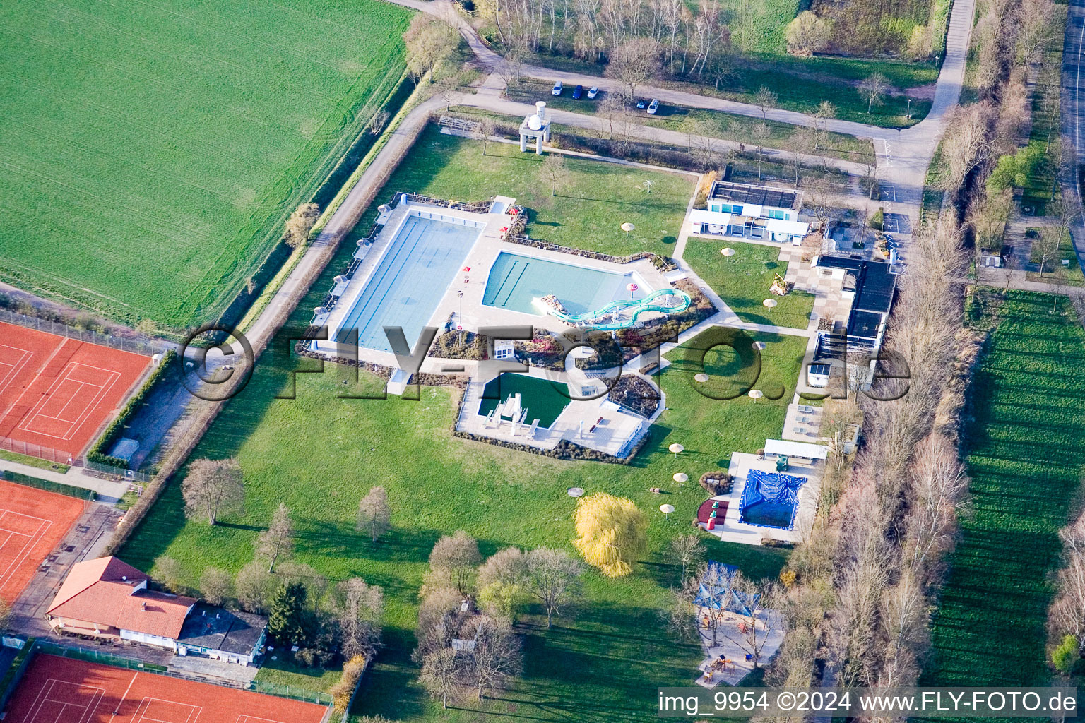 Vue aérienne de Piscine du parc aquatique Bellheim piscine extérieure du quartier Sondernheim à Bellheim dans le département Rhénanie-Palatinat, Allemagne