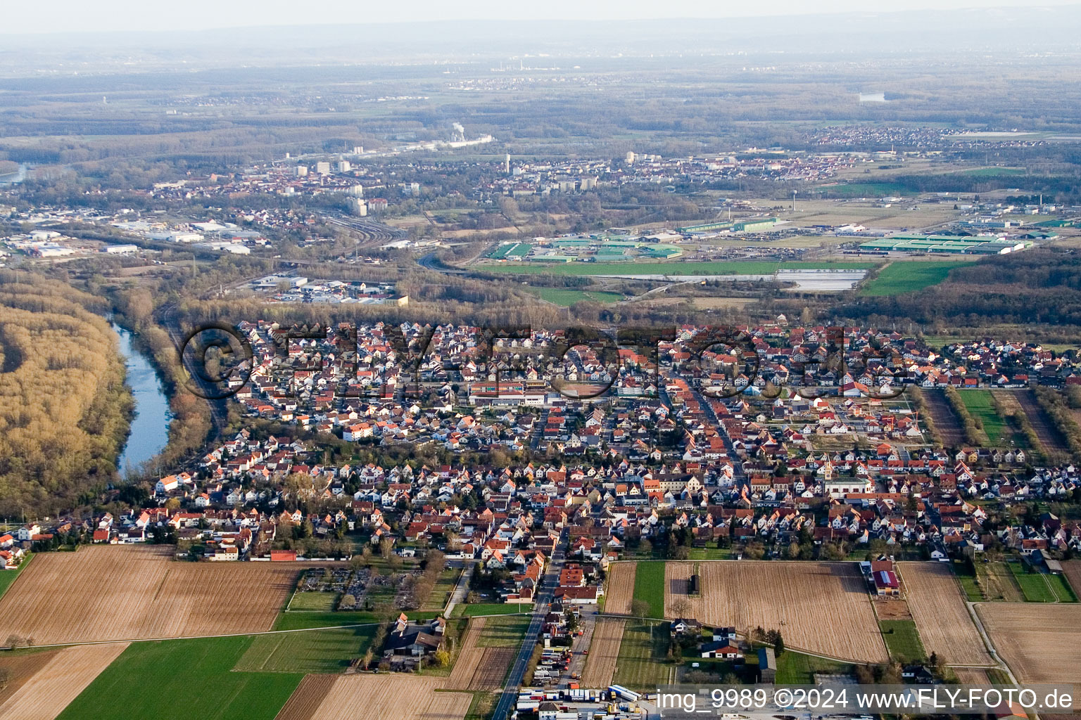 Vue d'oiseau de Lingenfeld dans le département Rhénanie-Palatinat, Allemagne